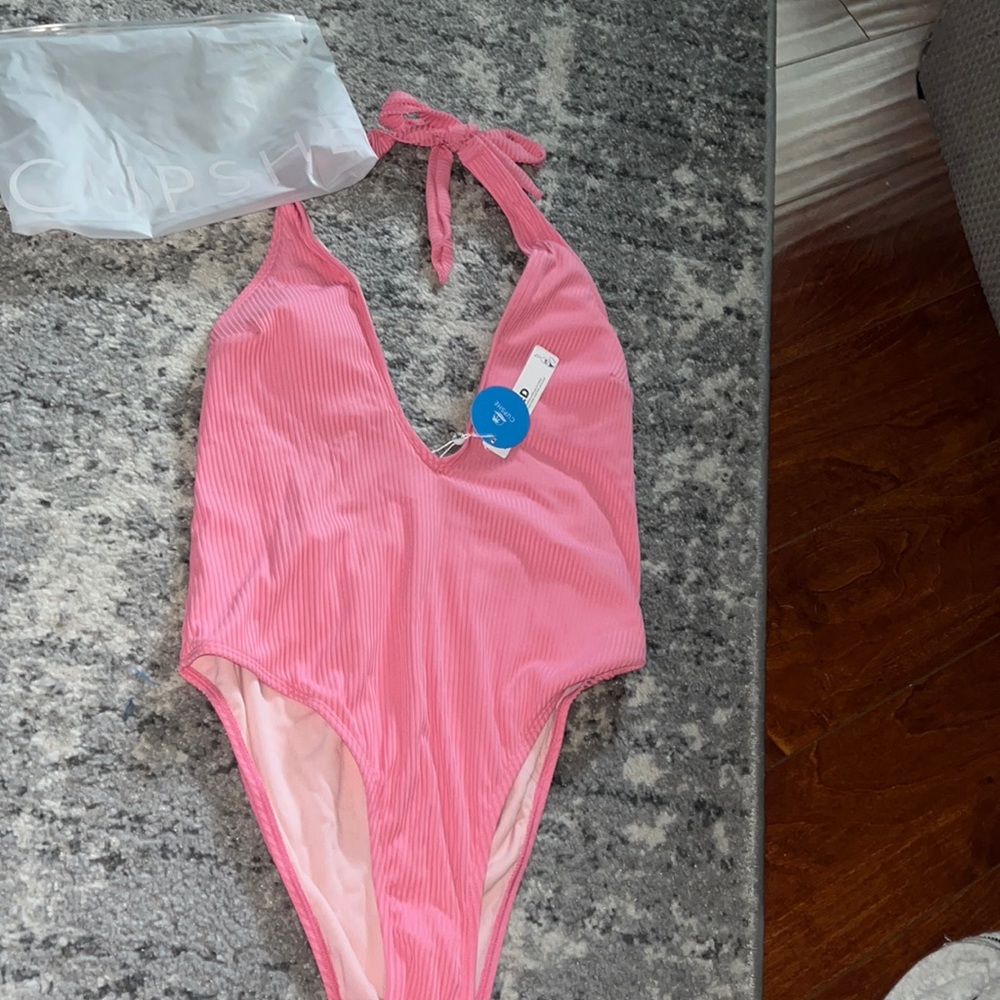Cupshe Pink Halter Swimsuit - size large. New with tags and liner.